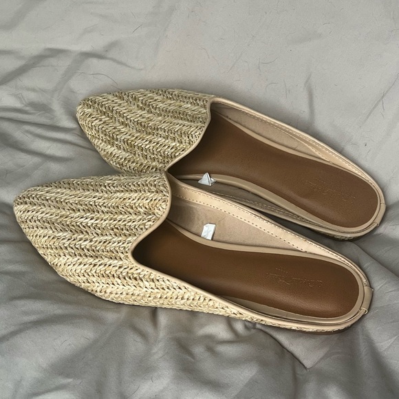 Wicker-Style Open-Back Flats - Picture 2 of 5